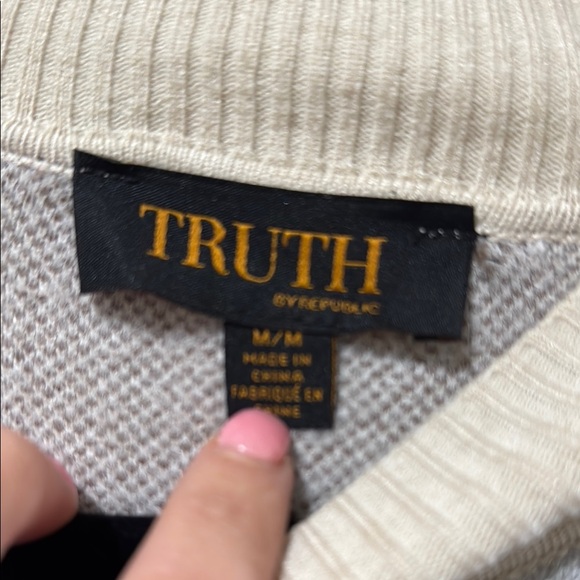 LOW START!!!! Super cozy and soft Floral sweater - Picture 4 of 4